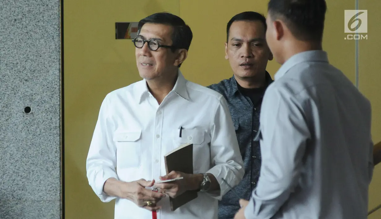 Menteri Hukum dan HAM Yasonna H Laoly (kanan) sesaat jelang meninggalkan gedung KPK usai diperiksa, Jakarta, Rabu (10/1). Yasonna diperiksa sebagai saksi untuk tersangka ASS dalam penyidikan dugaan korupsi proyek e-KTP. (Liputan6.com/Helmi Fithriansyah)