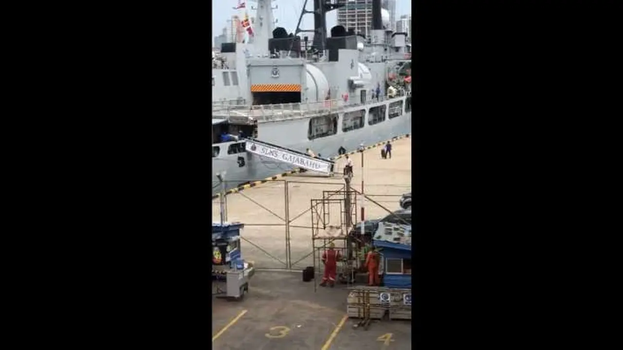 Beredar rekaman video Presiden Sri Lanka Rajapaksa meninggalkan negara dengan kapal angkatan laut.(Sumber Gambar: Screengrab/ @TACHYONJANEESHA)