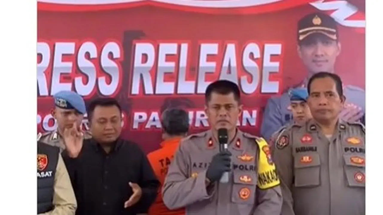 Wakapolres Pasuruan Kompol Hari Aziz saat memberikan keterangan terkait pembunuhan mertua terhadap menantu. (Istimewa)