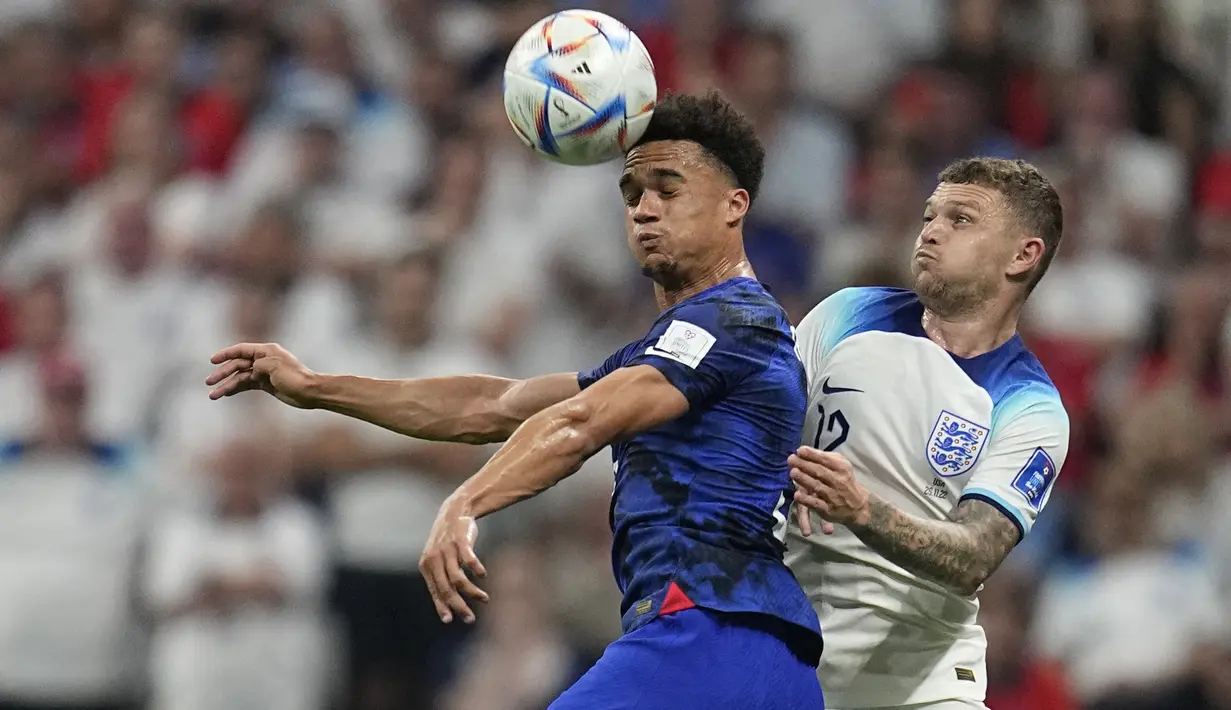 Antonee Robinson. Bek kiri Fulham ini juga tercatat telah dua kali tampil membela Amerika Serikat di fase Grup B Piala Dunia 2022. Serupa dengan Tim Ream, ia juga selalu dimainkan sebagai starter dan bermain penuh selama 90 menit dalam laga kontra Wales dan Inggris. (AP/Abbie Parr)