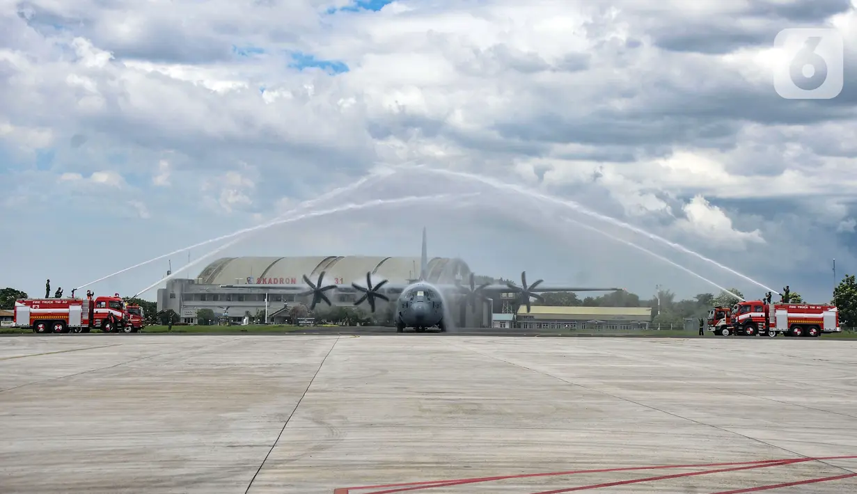 Tradisi water salute saat menyambut kedatangan pesawat Super Hercules C-130J di Lanud Halim Perdanakusuma, Jakarta, Senin (6/3/2023). Pesawat ini merupakan yang pertama dari total lima unit yang akan datang secara bertahap dari pabriknya di Lockheed Martin, Marietta, Georgia, Amerika Serikat (AS). (merdeka.com/Iqbal S. Nugroho)