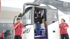 Presiden Joko Widodo turun dari bus usai menjajal jalan Tol Trans Jawa, Kamis (20/12). Jokowi menggunakan bus melakukan uji coba trans Jawa sepanjang 341 km dari Surabaya menuju Jembatan Kali Kuto, di Kendal, Jawa Tengah. (Liputan6.com/Angga Yuniar)