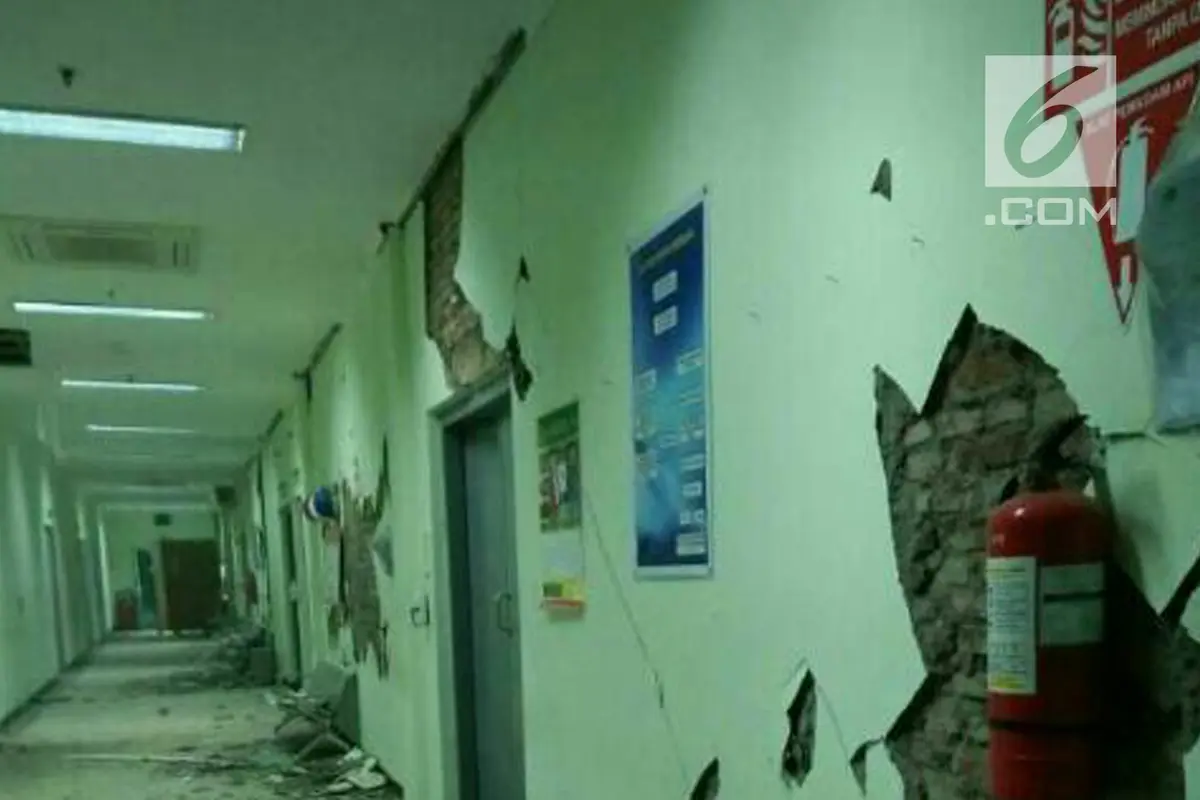 PHOTO: Gempa Guncang Pulau Jawa, Rumah Sakit di Banyumas Rusak Parah