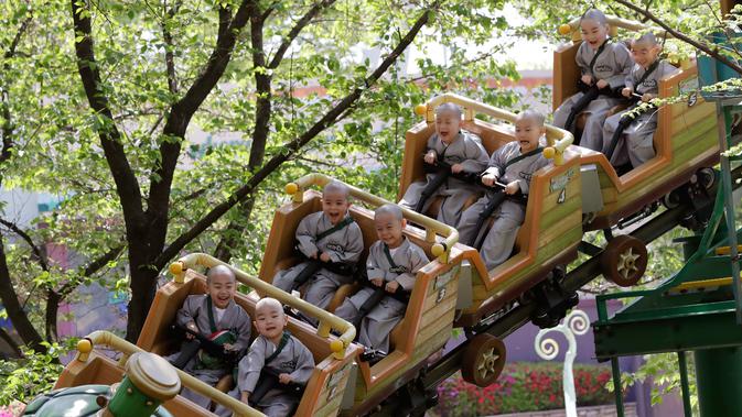 FOTO: Keceriaan Para Biksu Cilik Saat Bermain di Taman Hiburan