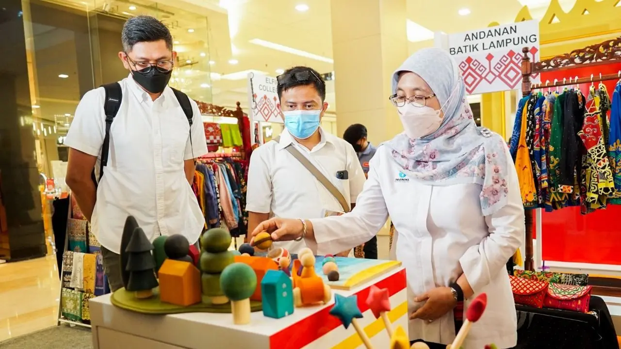 Direktur Jenderal Industri Kecil, Menengah, dan Aneka (IKMA) Kementerian Perindustrian, Reni Yanita (kanan) memperhatikan berbagai produk industri kecil dan menengah (IKM) Provinsi Lampung yang difasilitasi tampil pada ajang pameran di Mal Kota Kasablanka