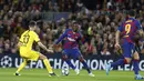 Penyerang Barcelona, Ousmane Dembele (tengah) berusaha melewati pemain Borrusia Dortmund, Julian Weigl pada pertandingan Grup F Liga Champions di stadion Camp Nou, Spanyol (27/11/2019). Barcelona menang 3-1 atas Dortmund. (AP Photo/Joan Monfort)