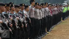 Polda Metro Jaya menggelar apel di Lapangan Banteng, Jakarta, Minggu (2/8/2015). Apel tersebut terkait persiapan konferensi organisasi kepala kepolisian ASEAN (ASEANAPOL) ke-35 dan Indonesia ditunjuk sebagai tuan rumah. (Liputan6.com/Faizal Fanani)