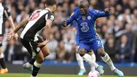 Gelandang Chelsea, N'Golo Kante mengontrol bola dari kawalan gelandang Newcastle United, Bruno Guimaraes pada pertandingan lanjutan Liga Inggris di stadion Stamford Bridge di London, Minggu (13/3/2022). Chelsea menang tipis atas Newcastle 1-0. (AP Photo/Kirsty Wigglesworth)