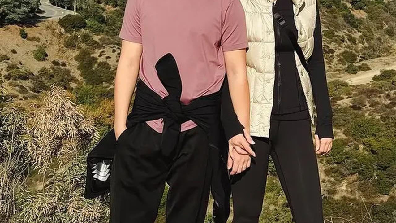 6 Potret Tampilan Luna Maya hingga Ussy Sulistiawaty Bersama Keluarga Berfoto di Depan Hollywood Sign, Sebelum Kebakaran di Los Angeles