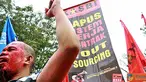 Aksi demonstran mengangkat tangan sebagai bentuk dukungan terhadap penolakan sistem kerja kontrak dan outsourcing, dalam rangka Hari Buruh Internasional, di depan Kantor Gubernur Jabar di jalan Diponegoro, Kota Bandung, Minggu (1/5).(Aries Rachmandy)