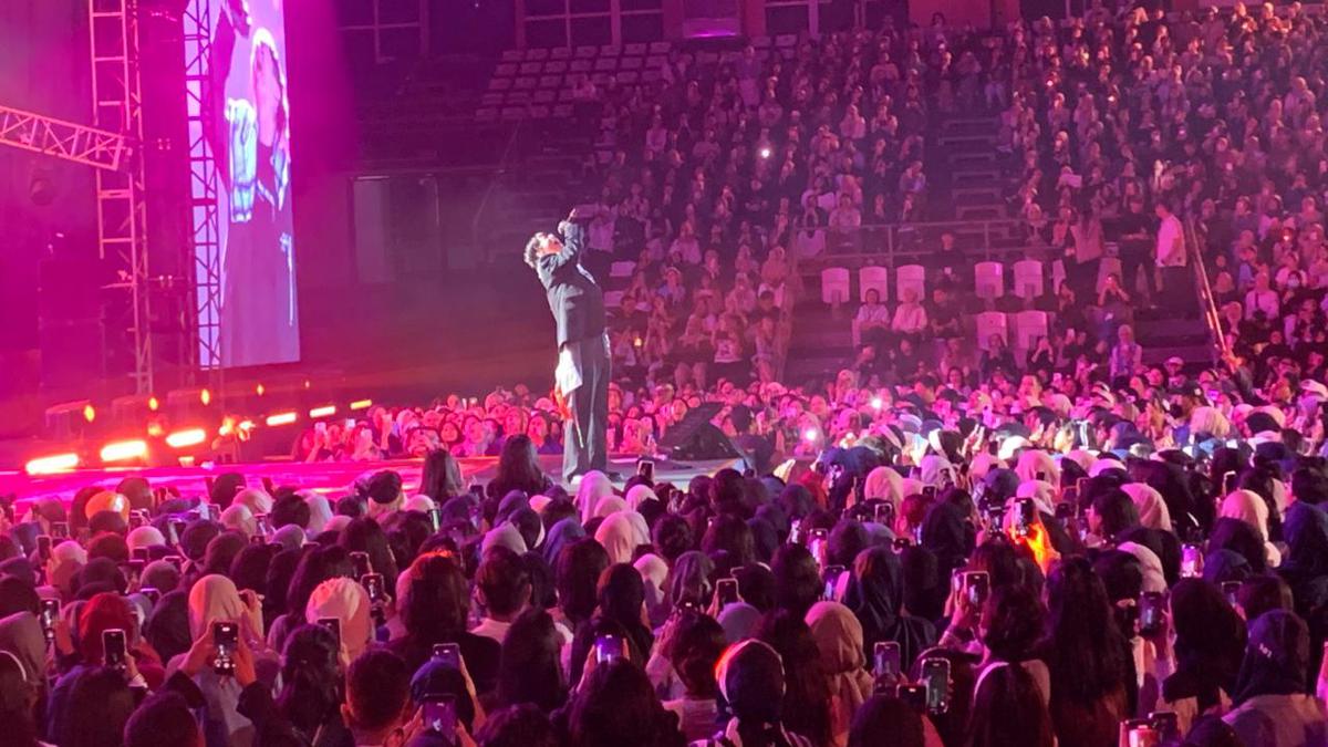 Konser eaJ di Jakarta Dipenuhi Antusiasme Penonton dan Dukungan untuk Palestina