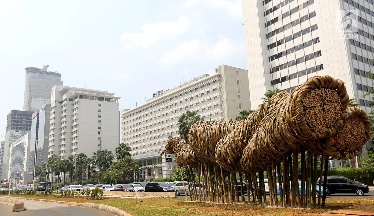 Sebuah instalasi bambu menghiasi kawasan Bundaran HI, Jakarta, Rabu (15/8). Instalasi bambu tersebut dibuat ditekuk-tekuk dengan bentuk seperti bunga matahari. (Liputan6.com/Fery Pradolo)