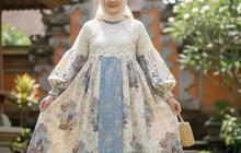 7 Inspirasi Gamis Batik Brokat Syari untuk Ibu 50 Tahun dengan Potongan Longgar, Nyaman dan Anggun