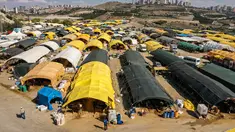 Pemandangan udara ini menunjukkan pasar darurat yang didirikan di mana hewan kurban dijual menjelang hari raya Idul Adha di lingkungan Yakacik di Ankara, Turki, Senin (12/7/2021). Hari suci umat Muslim, Idul Adha dilaksanakan dengan menyembelih hewan kurban. (Adem ALTAN / AFP)
