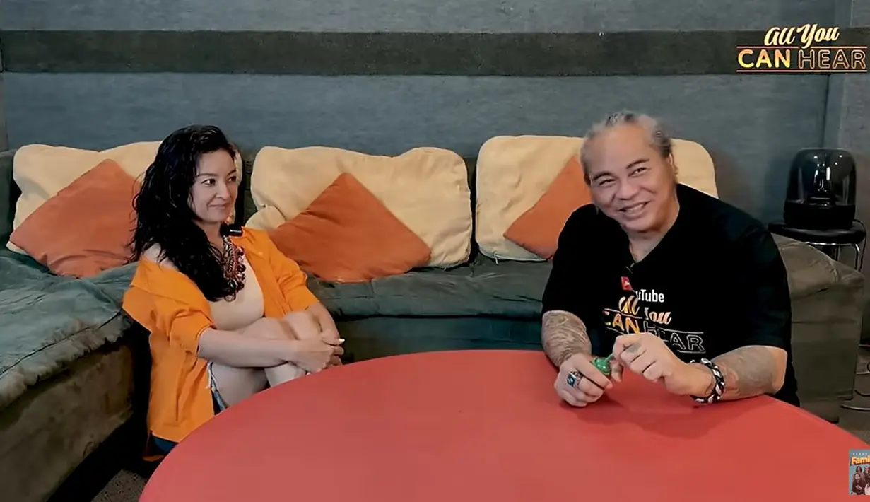 "Dulu sebenarnya lo pacaran enggak sih sama Didi Riyadi?" kata Ferdy seperti dilansir dari kanal Youtube Ferdi Element. "Pacaran enggak ya...?" jawab Putri yang kembali membuat penasaran. [Youtube/Ferdy ELEMENT]