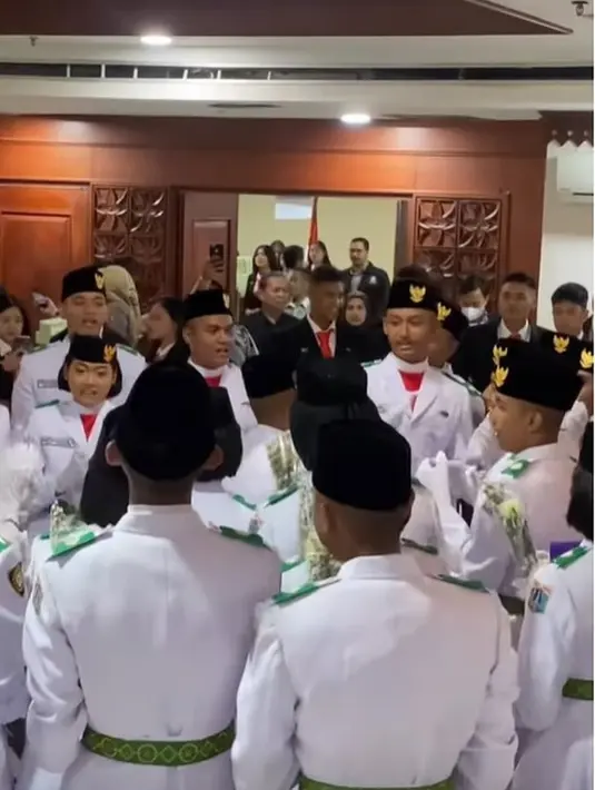Sang ibu tampak bangga melihat putranya tampil gagah jadi Paskibraka. [Instagram/mayamaula9]