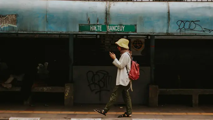 Ilustrasi berjalan sambil main HP, gangguan