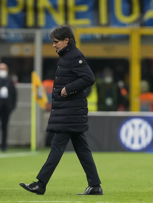 Pelatih Inter Milan Simone Inzaghi berjalan tertunduk usai pertandingan melawan Fiorentina pada pertandingan lanjutan Liga Serie A Italia di Stadion San Siro, di Milan, Italia, Minggu (20/3/2022). Inter Milan bermain imbang atas Fiorentina 1-1. (AP Photo/Antonio Calanni)
