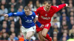 Bruno Cheyrou (kanan) didatangkan Liverpool pada awal musim 2002/2003 setelah tampil menawan bersama Lille. Gelandang yang digadang-gadang sebagai titisan Zinedine Zidane oleh media-media Prancis ini nyatanya gagal tampil maksimal bersama The Reds. Hanya menorehkan 5 gol dari total 48 laga pada dua musim pertamanya, ia akhirnya dipinjamkan selama dua musim ke Marseille (2004/2005) dan Bordeaux (2005/2006). Akibat penampilannya tak kunjung membaik, Liverpool akhirnya melepasnya secara permanen ke Rennes pada awal musim 2006/2007. (AFP/Steve Parkin)