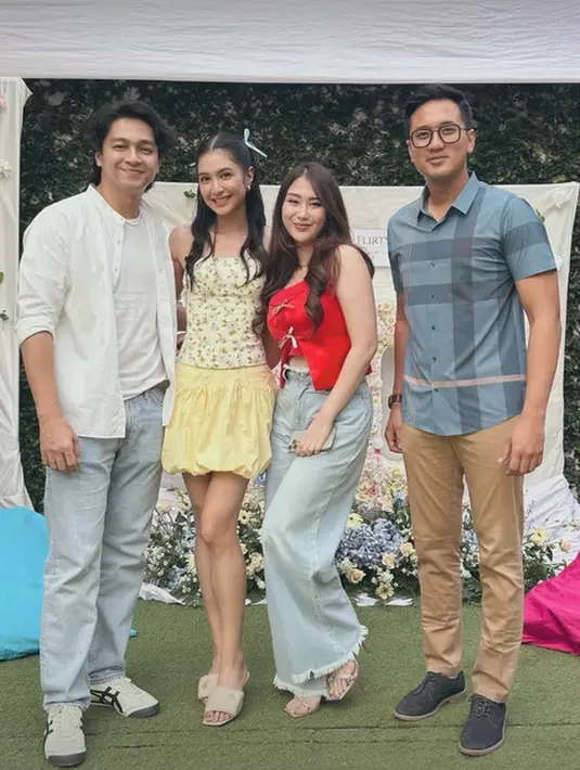 Melengkapi busana femininnya, Mikha Tambayong kenakan sandal heels putih yang nyaman untuk berdansa [@miktambayong]