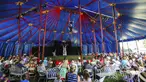 Akrobat di bawah tenda besar memukau penonton selama pertunjukan Flynn Creek Circus di Avon, Colorado (14/8/2021). Pertunjukkan ini menerapkan tempat duduk ramah Covid-19 dengan meja individu per pesta. (Chris Dillmann/Vail Daily via AP)