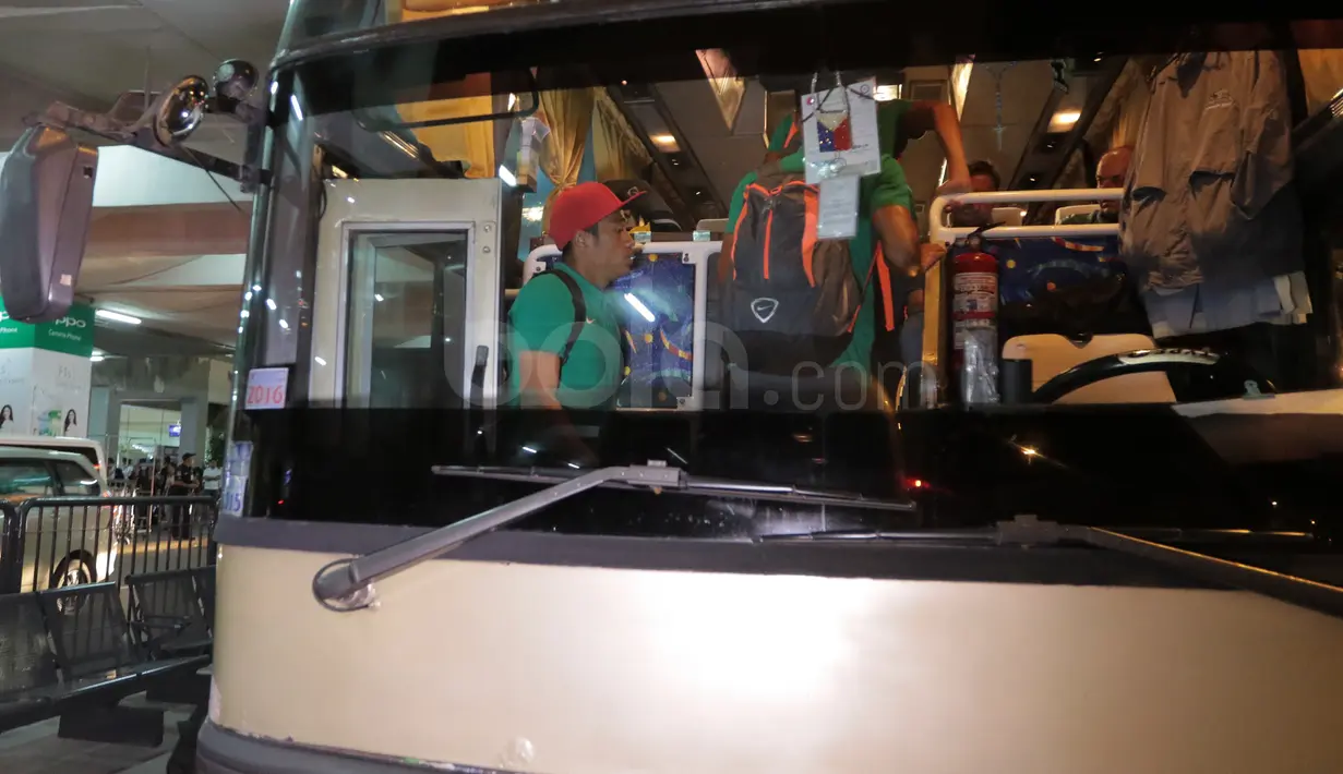 Para pemain Timnas Indonesia menaiki bus menuju hotel saat tiba di Ninoy Aquino International Airport (NAIA), Manila, Filipina, (17/11/2016). (Bola.com/Nicklas Hanoatubun)