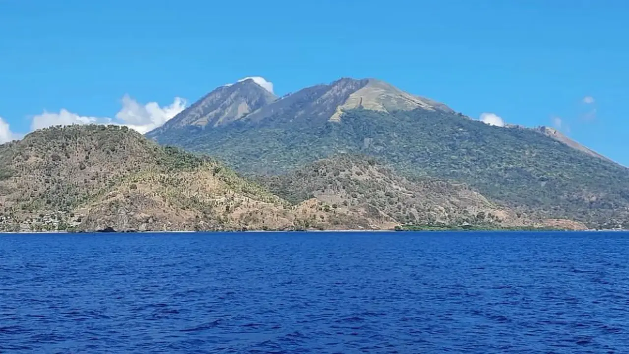 Gunung Uyelewun atau Ili Uyelewun di NTT @lembatasejauhmatamemandang