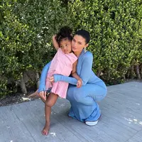 Kylie Jenner dan putrinya Stormi sama-sama memakai pakaian warna pastel yaitu biru dan pale pink untuk merayakan Paskah 2022 (Foto: Instagram @kyliejenner)