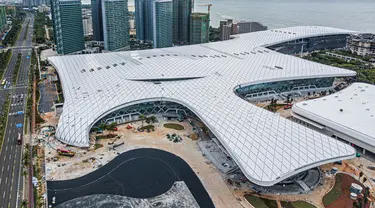 Foto dari udara yang diabadikan pada 25 Agustus 2020 ini menunjukkan proyek pembangunan tahap dua gedung Hainan International Convention and Exhibition Center di Haikou, Provinsi Hainan, China selatan. Pekerjaan utama proyek tersebut telah rampung belum lama ini. (Xinhua/Pu Xiaoxu)