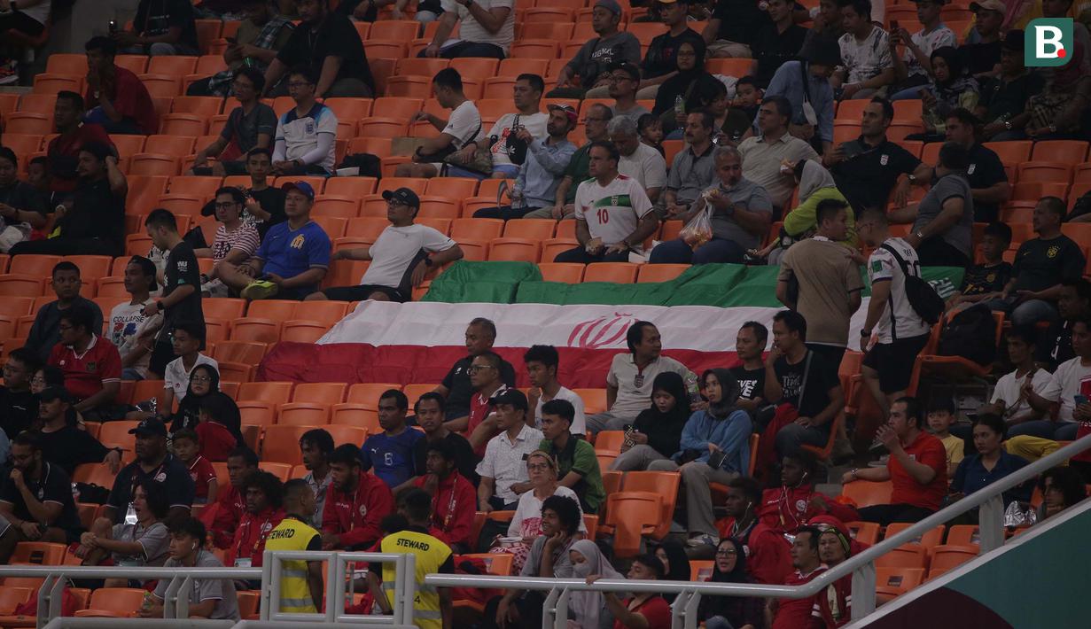 <p>Para pendukung Timnas Iran U-17 memberi dukungan saat menghadapi Timnas Brasil U-17 pada laga pertama Grup C Piala Dunia U-17 2023 di Jakarta International Stadium (JIS), Jakarta, Sabtu (11/11/2023). (Bola.com/Ikhwan Yanuar)</p>