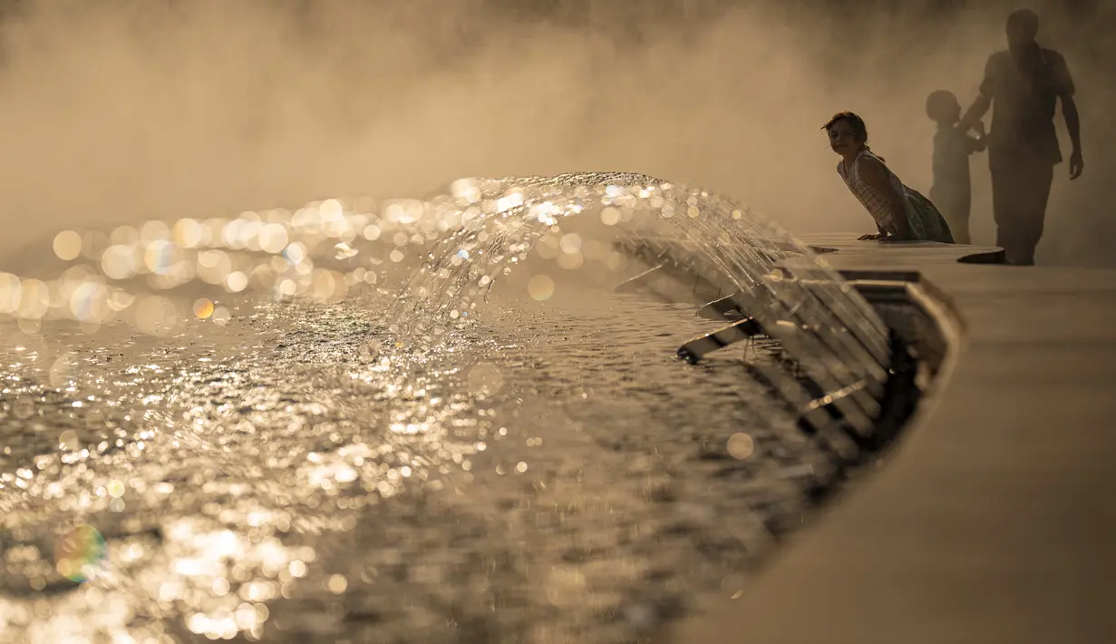 Rumania saat ini sedang dilanda gelombang panas yang hebat, dengan para ahli meteorologi memperkirakan suhu yang melonjak akan mencapai 40 derajat Celcius, bahkan di tempat teduh sekalipun. (AP Photo/Andreea Alexandru)