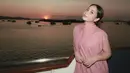 Wajahnya tampil dipulas dengan complexion tipis dan glowing.  [@raffinagita1717].