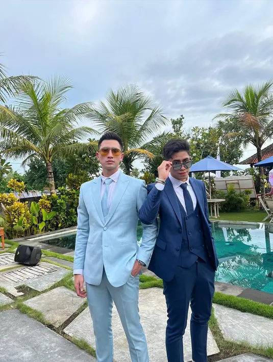Kekompakan Verrell Bramasta dan Athalla Naufal memakai dan kacamata hitam saat menghadiri sebuah acara. (Foto: Instagram/ bramastavrl)