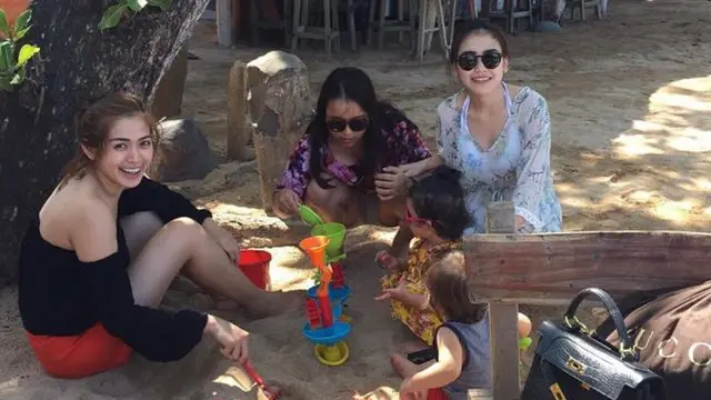 [Bintang] Jessica Iskandar dan Ayu Ting Ting