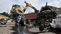 Alat berat mengangkut sampah di area proyek Fasilitas Pengolahan Sampah Terpadu atau Intermediate Treatment Facility (ITF) Sunter, Jakarta, Selasa (12/2). Hingga kini ITF Sunter belum dimulai pembangunannya. (Merdeka.com/Iqbal Nugroho)