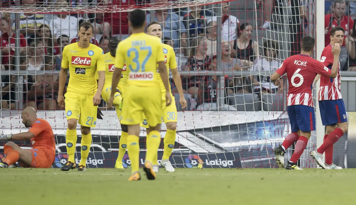 Striker Atletico Madrid, Fernando Torres, melakukan selebrasi usai mencetak gol ke gawang Napoli pada laga turnamen pramusim Audi Cup 2017 di Stadion Allianz, Munchen, Selasa (1/8/2017). Atletico Madrid menang 2-1 atas Napoli. (AP/Sven Hoppe)