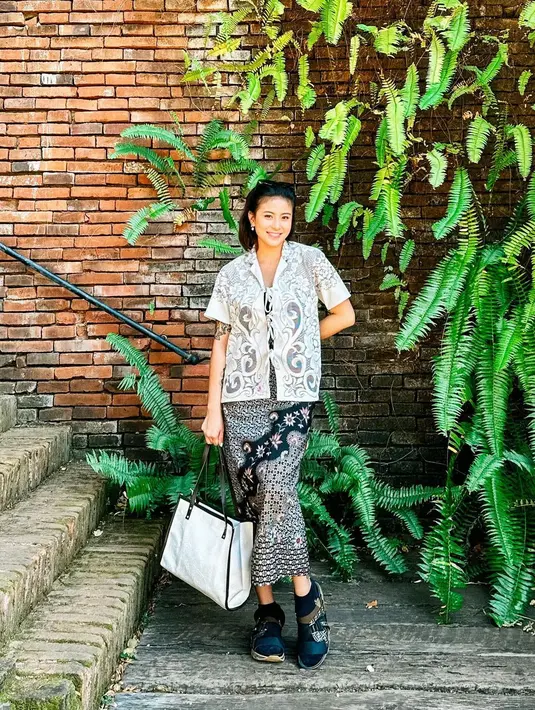 Cukup padukan tablecloth shirt warna putih dengan rok batik warna hitam. Lengkapi gaya dengan tas warna monokrom. [@narinkovilda]