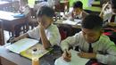 Siswa mengerjakan ujian penilaian akhir semester (PAS) yang dihadiri guru pengawas di SDN Pondok Cina 1 Depok, Jawa Barat, Senin (5/12/2022). Mulai 5 - 9 Desember 2022, para siswa sekolah dasar itu akan melaksanakan ujian penilaian akhir semester (PAS). (merdeka.com/Arie Basuki)