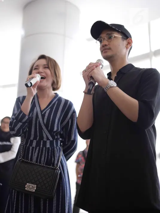 Penampilan penyanyi Afgan dan Rossa saat menghibur pasien anak-anak di RSCM, Jakarta, Senin (28/5). Acara tersebut merayakan ulang tahunnya Afgan yang ke-29 dan sekaligus menghibur pasien anak-anak. (Liputan6.com/Faizal Fanani)