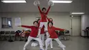 Sejumlah anggota cheerleaders Cheer Mommy berpose saat latihan rutin di ruang latihan di Samcheok, Korsel (3/3). Dengan penuh semangat sekumpulan wanita lanjut usia mempraktekan gerakan layaknya seorang pemandu sorak. (AFP/Ed Jones)