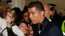 Penyerang Real Madrid Cristiano Ronaldo disambut meriah oleh para fans saat tiba di Bandara Manchester, Inggris, (25/4). Real Madrid akan menjalani semifinal leg pertama liga Champion melawan Manchester City. (Reuters / Phil Noble)