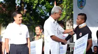 Gubernur Jawa Tengah Ganjar Pranowo dan Direktur Utama BPJS Ketenagakerjaan Anggoro Eko Cahyo menyerahkan santunan kepada 3 ahli waris peserta dengan total manfaat mencapai Rp1 miliar/Istimewa.