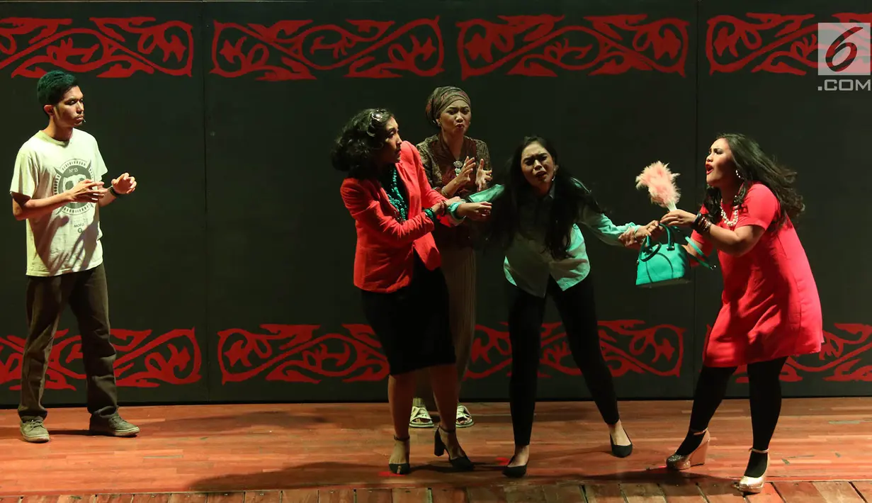 Pemain NHKBP Kebayoran Baru tampil dalam pentas teater bertajuk 'Poda' di Usmar Ismail Hall, Jakarta, Sabtu (2/9). Teater Poda menceritakan hubungan anak dan orangtua sebagai cinta paling dasar dalam kehidupan manusia. (Liputan6.com/Immanuel Antonius)