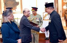 Duta Besar RI Pakistan Chandra Warsenanto Sukotjo Resmi Bertugas, Kenakan Busana Teluk Belanga dalam Upacara Penting