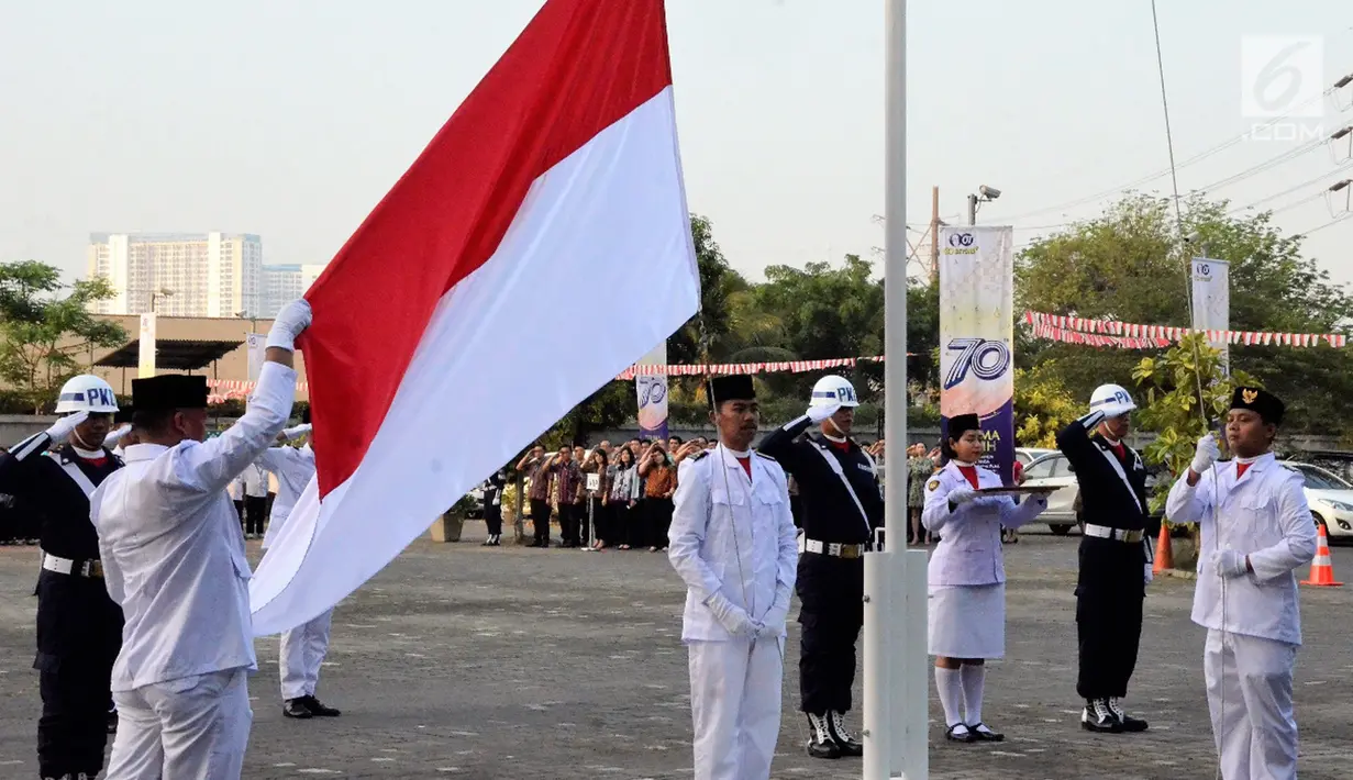 Sejumlah karyawan menggelar upacara pengibaran bendera merah putih dalam rangka HUT ke 73 RI di Gedung OT Cengkareng, Jakarta, Jumat (17/8). Pengibaran bendera dilanjutkan dengan perlombaan antar karyawan. (Liputan6.com/HO/Iwan)