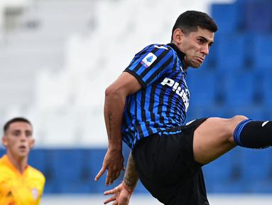 Cristian Romero merupakan mantan pemain klub Liga Italia, Atlanta yang saat ini berpindah ke Tottenham Hotspur. Dirinya tercatat memiliki nilai banderol 15 juta euro pada awal tahun 2021 dan saat ini harga pemain kelahiran Argentina tersebut ditaksir mencapai 35 juta euro. (Foto: AFP/Miguel Medina)