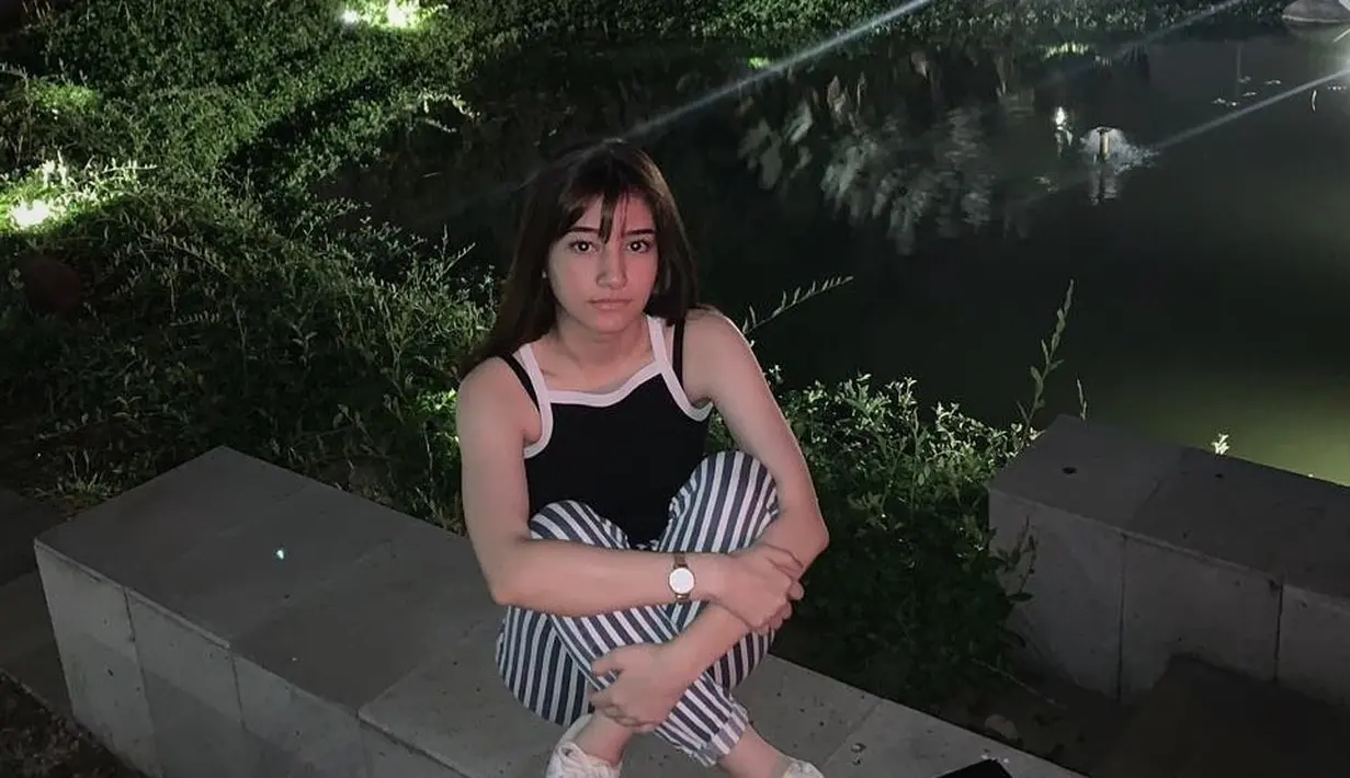 Tank top warna hitam tak pernah kehabisan gaya untuk di-styling, kali ini Dannia Salsabilla memakai celana motif stripes hitam dan putih untuk tampilan monokromatik (Foto: Instagram @danniasalsabilla)