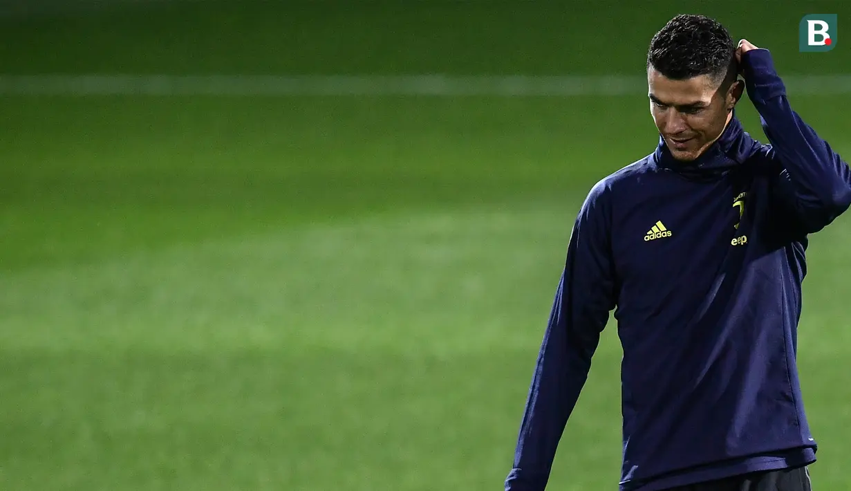 Pemain Juventus, Cristiano Ronaldo, saat latihan di Stadion Allianz, Turin, Senin (26/11). Latihan ini persiapan jelang laga Liga Champions melawan Valencia. (AFP/Marco Bertorello)