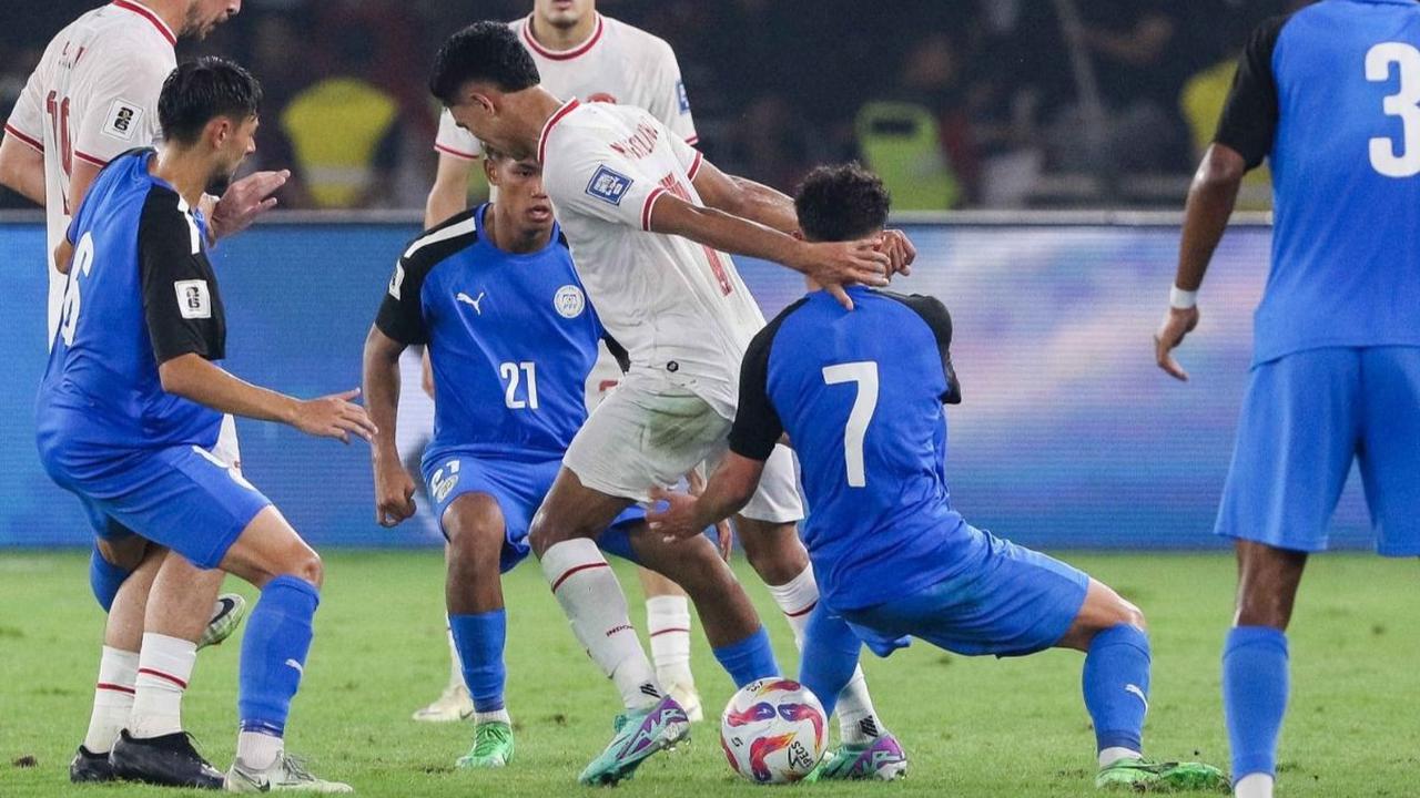Timnas Indonesia yang tampil menyerang sempat kesulitan dengan pertahanan Timnas Filipina yang rapat.<br><br>Bahkan Timnas Indonesia juga sempat dibuat frustrasi oleh pertahanannya. Foto: Liputan6.com / Herman Zakharia<br>