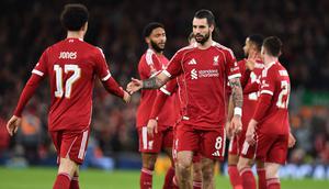 Kemenangan ini sekaligus mengamankan tiket The Reds ke putaran keempat Piala FA Inggris dan dijadwalkan bertemu sesama klub Premier League, Brighton & Hove Albion pada 14 Februari 2026. Tampak dalam foto, gelandang Liverpool asal Hungaria, Dominik Szoboszlai (kanan) merayakan golnya saat pertandingan putaran ketiga Piala FA Inggris melawan Barnsley di Stadion Anfield, pada Senin 12 Januari 2026 waktu setempat atau Selasa (13/1/2026) dini hari WIB. (PETER POWELL/AFP)